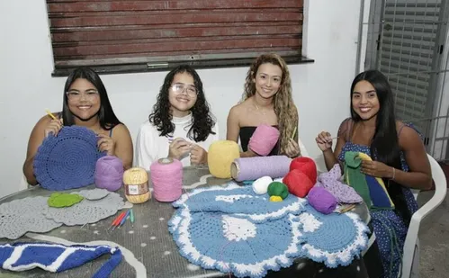 
          Imagem ilustrativa da imagem Tradição do crochê atrai os mais jovens
          