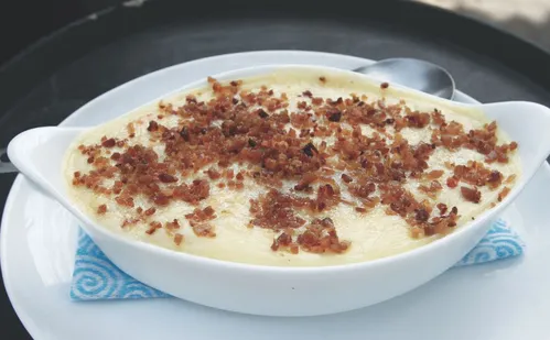 
          Imagem ilustrativa da imagem Veja como fazer bolinho de queijo com costela e bacon
          