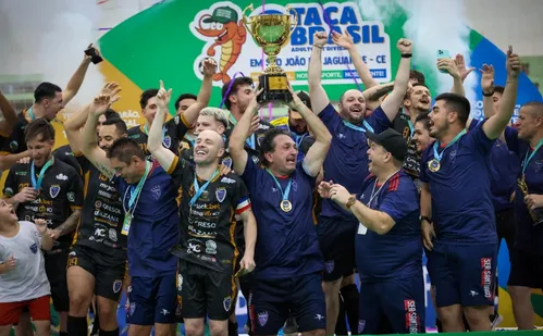 
          Imagem ilustrativa da imagem Vitória recebe pela primeira vez a Taça Brasil de Futsal Adulto
          