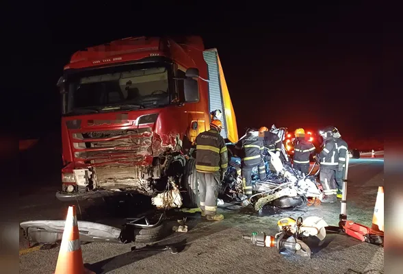 Motorista do caminhão não se feriu, permaneceu no local e fez teste do bafômetro, que deu negativo
