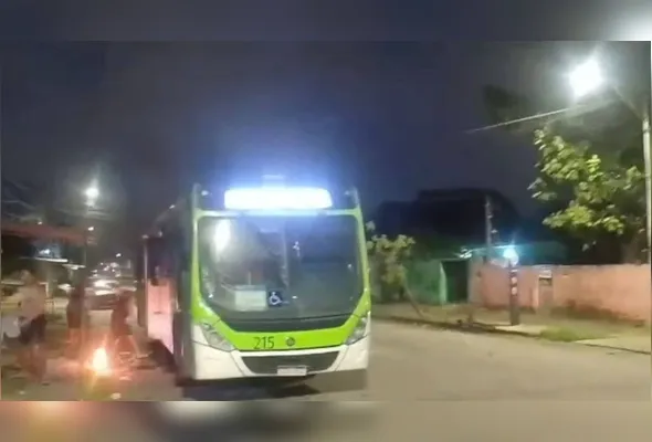 Imagem ilustrativa da imagem Ataque armado em Olinda: criminosos rendem motorista e ateiam fogo em ônibus
