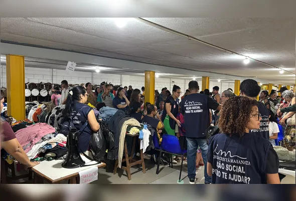 Movimento no bazar foi intenso durante todo o dia. Cada pessoa podia escolher até 10 peças