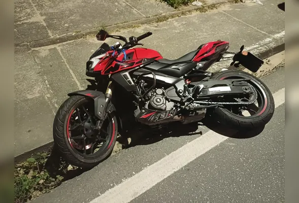 Suspeita é de que motociclista trafegava entre um carro e uma carreta