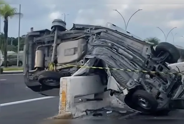 Veículo ficou completamente destruído