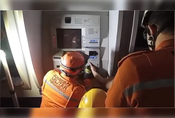 Imagem ilustrativa da imagem Mulher tem dedo preso em caixa eletrônico e é resgatada pelos bombeiros no Recife