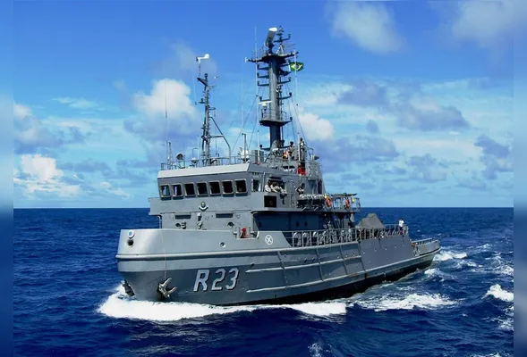 Navio participa de operações de socorro, resgate e reboque em alto-mar