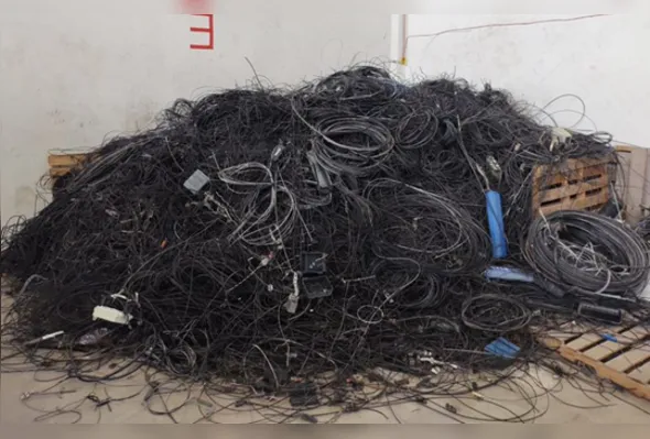 Imagem ilustrativa da imagem Neoenergia remove quase 300 toneladas de fiação irregular de postes em Pernambuco
