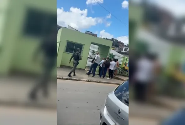 Pais e responsáveis de alunos estiveram na escola nesta quarta-feira (5)