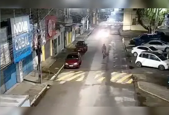 Imagens de câmera de segurança da região mostram o suspeito andando de bicicleta antes de cometer os crimes
