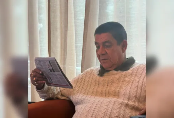 Imagem ilustrativa da imagem Zeca Pagodinho lê A Tribuna antes de show na Prainha