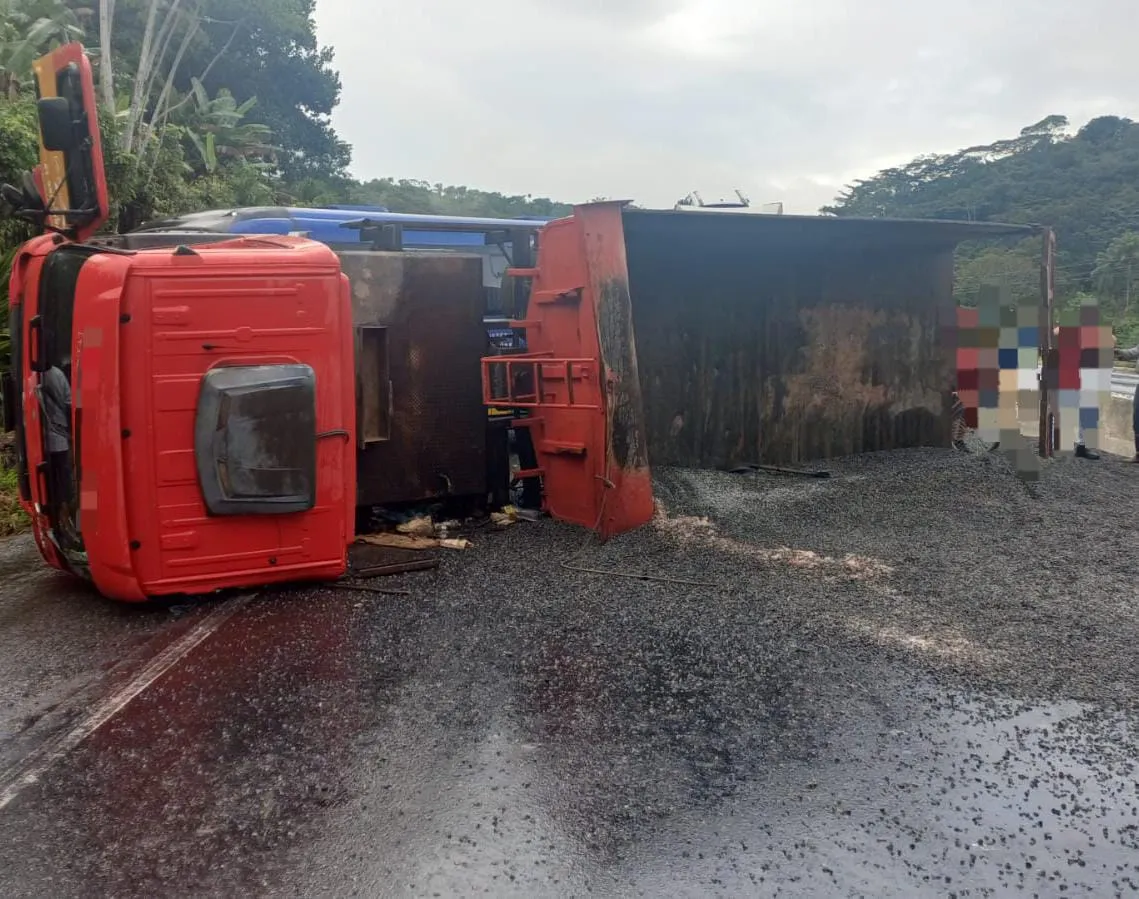 Imagem ilustrativa da imagem Caminhão tomba na BR-101 no Cabo e bloqueia trânsito no sentido Recife