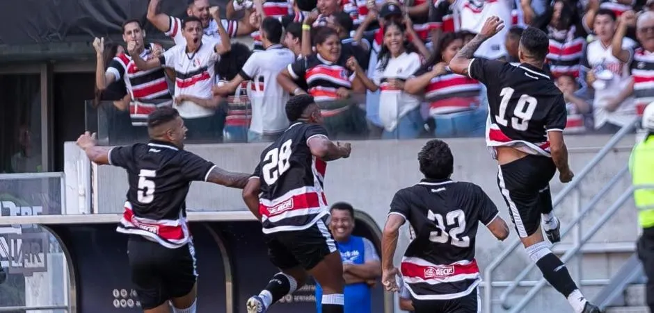 Imagem ilustrativa da imagem Santa Cruz vence o Floresta na Arena de Pernambuco e fica perto do acesso à Série B