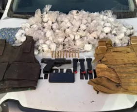 Imagem ilustrativa da imagem BEPI apreende 7,5 kg de cocaína e arma e prende homem na zona rural de Surubim