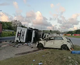 Imagem ilustrativa da imagem Caminhão-cegonha tomba no km 52 da BR-101 e deixa ferido, em Paulista