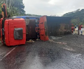 Imagem ilustrativa da imagem Caminhão tomba na BR-101 no Cabo e bloqueia trânsito no sentido Recife