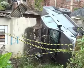 Imagem ilustrativa da imagem Caminhonete cai em cima de casa e deixa feridos em São Lourenço da Mata