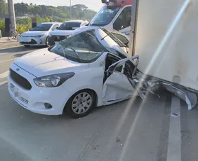 Imagem ilustrativa da imagem Carreta tomba sobre carro e mata mulher na BR-232, no Recife