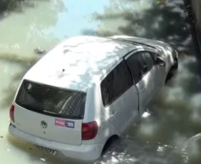 Imagem ilustrativa da imagem Carro com mãe e filha cai em canal após acidente no Recife