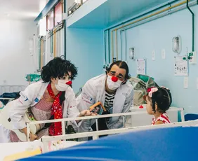 Imagem ilustrativa da imagem Doutores da Alegria levam palhaçaria à HospitalMed 2026