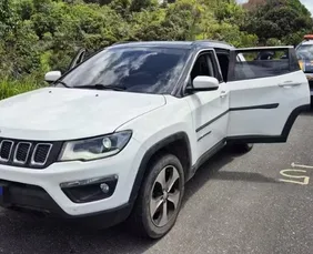 Imagem ilustrativa da imagem Homem compra carro pela internet e paga com roupas. Veículo era roubado
