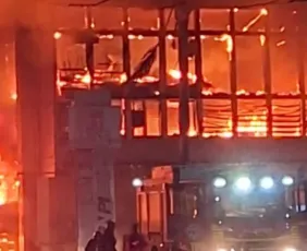 Imagem ilustrativa da imagem Incêndio destrói prédio no campus da UFPE. Polícia Federal investigará o caso