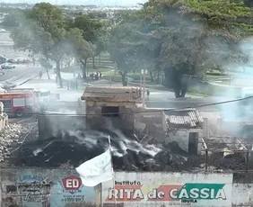 Imagem ilustrativa da imagem Incêndio destrói fábrica de pallets no Ibura