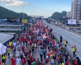 Imagem ilustrativa da imagem Manifestantes lotam a Terceira Ponte em ato pró-Lula; Veja imagens