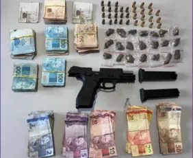 Imagem ilustrativa da imagem Mulher de 42 anos é detida com arma, drogas e mais de R$ 31 mil em Lajedo