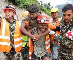 Imagem ilustrativa da imagem Nove dias após desastre, duas pessoas são resgatadas com vida no Nepal