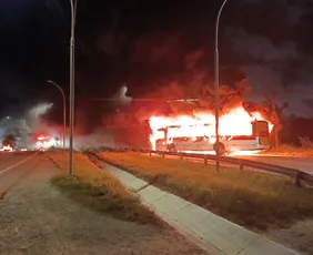 Imagem ilustrativa da imagem Ônibus é incendiado durante protesto na BR-101 Sul, no Recife