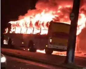 Imagem ilustrativa da imagem VÍDEO: Ônibus é incendiado no Ibura de baixo. Veículo ficou completamente destruído