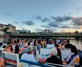 Imagem ilustrativa da imagem Passeio de catamarã leva público para ver de perto a movimentação da Refeno