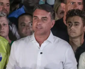 Imagem ilustrativa da imagem Polícia Federal cancela passaportes de Flávio Bolsonaro
