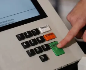 Imagem ilustrativa da imagem TRE-PE substitui 40 urnas e mantém votação estável em PE