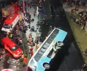 Imagem ilustrativa da imagem VÍDEO: Caminhão-pipa desgovernado colide com ônibus em Paulista