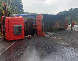 Imagem ilustrativa da imagem Caminhão tomba na BR-101 no Cabo e bloqueia trânsito no sentido Recife