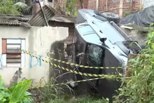 Imagem ilustrativa da imagem Caminhonete cai em cima de casa e deixa feridos em São Lourenço da Mata