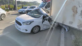 Imagem ilustrativa da imagem Carreta tomba sobre carro e mata mulher na BR-232, no Recife