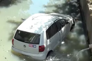 Imagem ilustrativa da imagem Carro com mãe e filha cai em canal após acidente no Recife