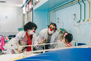Imagem ilustrativa da imagem Doutores da Alegria levam palhaçaria à HospitalMed 2026