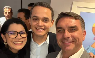 Imagem ilustrativa da imagem Lorenzo Pazolini tremulando a bandeira bolsonarista