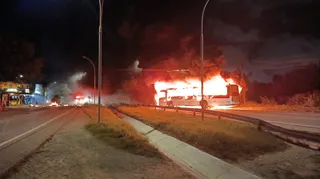 Imagem ilustrativa da imagem Ônibus é incendiado durante protesto na BR-101 Sul, no Recife