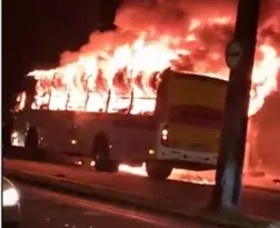 Imagem ilustrativa da imagem VÍDEO: Ônibus é incendiado no Ibura de baixo. Veículo ficou completamente destruído