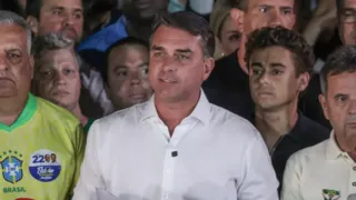 Imagem ilustrativa da imagem Polícia Federal cancela passaportes de Flávio Bolsonaro