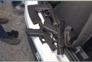 Imagem ilustrativa da imagem Quadrilha que roubava carros de luxo no Recife é presa com fuzil e pistolas