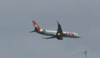 Imagem ilustrativa da imagem VÍDEO: Voo da Gol faz pouso de emergência no Recife após fogo em turbina