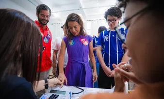 Imagem ilustrativa da imagem Raquel Lyra vota em Caruaru e fala sobre o povo decidir
