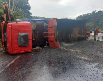 Imagem ilustrativa da imagem Caminhão tomba na BR-101 no Cabo e bloqueia trânsito no sentido Recife