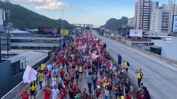 Imagem ilustrativa da imagem Manifestantes lotam a Terceira Ponte em ato pró-Lula; Veja imagens