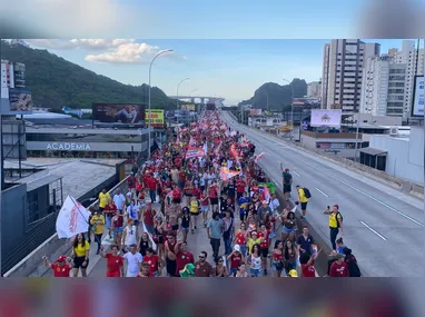 Flávio Bolsonaro reuniu apoiadores na Praça do Ó e na orla da Barra da Tijuca, na véspera do segundo turno, em ato com trio elétrico e aliados